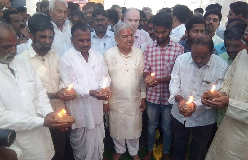 ಮುಧೋಳದಲ್ಲಿ ಶನಿವಾರ ಬೈಪಾಸ್ ರಸ್ತೆ ನಿರ್ಮಾಣ ಕಾಮಗಾರಿಗೆ ಶಂಕುಸ್ಥಾಪನೆ ನೆರವೇರಿಸಿದ ಗೋವಿಂದ ಕಾರಜೋಳ