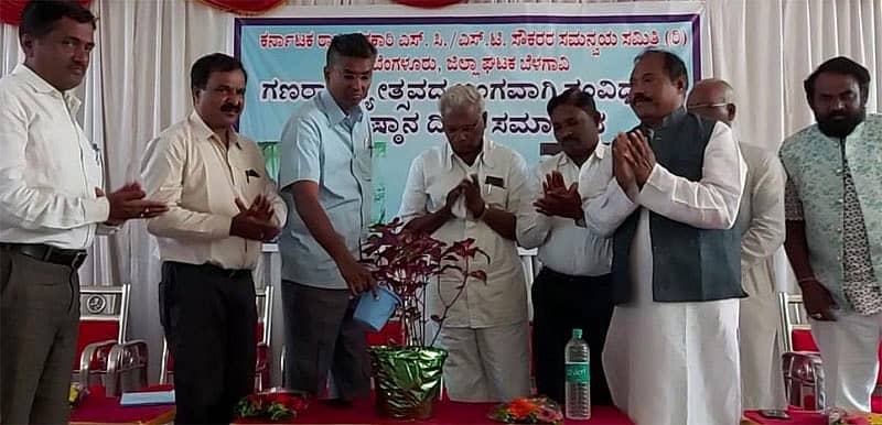 ಬೆಳಗಾವಿಯಲ್ಲಿ ಭಾನುವಾರ ನಡೆದ ‘ಸಂವಿಧಾನ ಅನುಷ್ಠಾನ ದಿನ’ ಕಾರ್ಯಕ್ರಮವನ್ನು ಶಾಸಕ ಸತೀಶ ಜಾರಕಿಹೊಳಿ ಸಸಿಗೆ ನೀರೆರೆದು ಉದ್ಘಾಟಿಸಿದರು