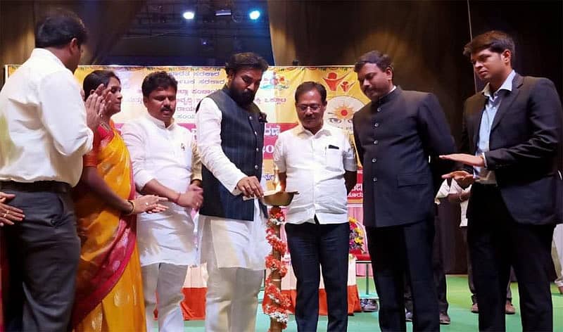 ರಾಯಚೂರಿನ ರಂಗ ಮಂದಿರದಲ್ಲಿ ಭಾನುವಾರ ಆಯೋಜಿಸಿದ್ದ ರಾಷ್ಟ್ರೀಯ ಹೆಣ್ಣು ಮಕ್ಕಳ ದಿನಾಚರಣೆ ಹಾಗೂ ಸ್ತ್ರೀ ಶಕ್ತಿ ಸಮಾವೇಶವನ್ನು ಜಿಲ್ಲಾ ಉಸ್ತುವಾರಿ ಸಚಿವ ಬಿ.ಶ್ರೀರಾಮುಲು ಉದ್ಘಾಟಿಸಿದರು