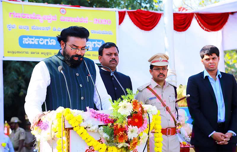 ರಾಯಚೂರಿನಲ್ಲಿ ಭಾನುವಾರ ನಡೆದ ಗಣರಾಜ್ಯೋತ್ಸವ ಸಮಾರಂಭದಲ್ಲಿ ಜಿಲ್ಲಾ ಉಸ್ತುವಾರಿ ಸಚಿವ ಶ್ರೀರಾಮುಲು ಅವರು ಧ್ವಜಾರೋಹಣ ನೆರವೇರಿಸಿ ಮಾತನಾಡಿದರು.