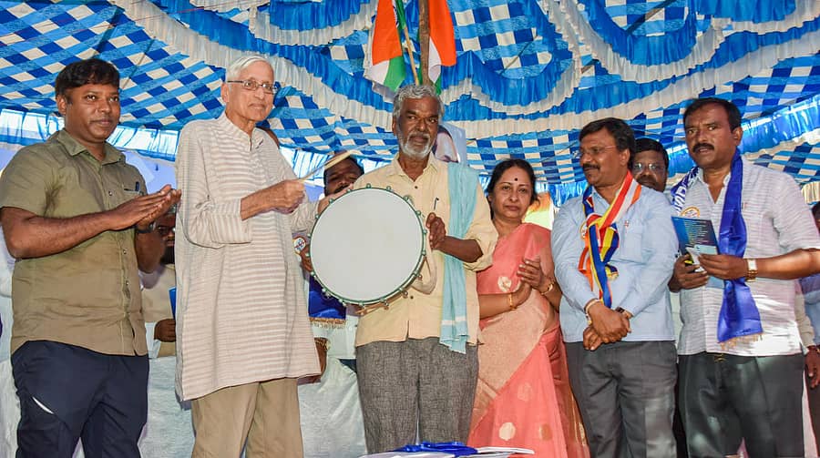 ಸಮಾವೇಶವನ್ನು ರಾಜಮೋಹನ ಗಾಂಧಿ ಅವರು ತಮಟೆ ಭಾರಿಸುವ ಮೂಲಕ ಉದ್ಘಾಟಿಸಿದರು. ಸಸಿಕಾಂತ ಸೆಂಥಿಲ್, ದೇವನೂರ ಮಹಾದೇವ, ಕವಯತ್ರಿ ಪ್ರೊ.ಸುಕನ್ಯಾ ಮಾರುತಿ, ಕರ್ನಾಟಕ ದಲಿತ ಸಂಘರ್ಷ ಸಮಿತಿ(ಅಂಬೇಡ್ಕರ್ ವಾದ) ರಾಜ್ಯ ಸಂಚಾಲಕ ಮಾವಳ್ಳಿ ಶಂಕರ್, ಕರ್ನಾಟಕ ರಾಜ್ಯ ದಲಿತ ಸಂಘರ್ಷ ಸಮಿತಿ ರಾಜ್ಯ ಸಂಚಾಲಕ ಲಕ್ಷ್ಮೀನಾರಾಯಣ ನಾಗವಾರ ಇದ್ದರು –ಪ್ರಜಾವಾಣಿ ಚಿತ್ರ