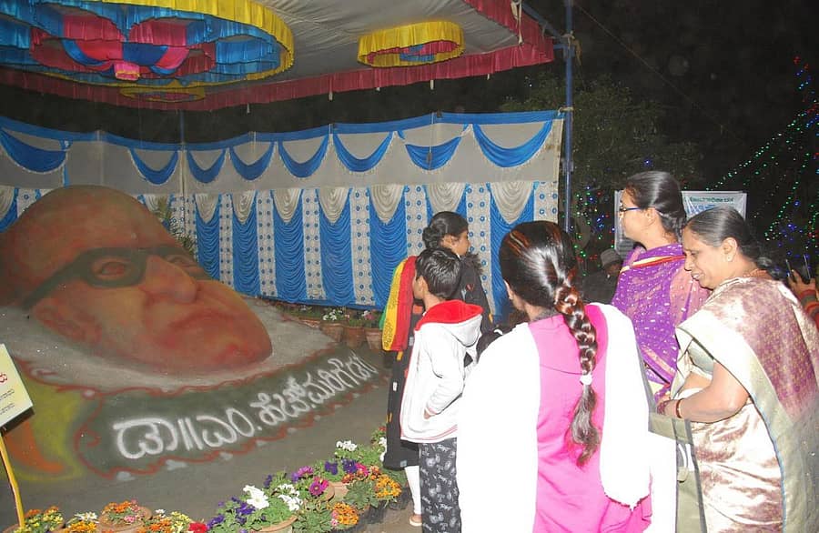ಗಣರಾಜ್ಯೋತ್ಸವ ಹಿನ್ನೆಲೆಯಲ್ಲಿ ಕೋಲಾರದಲ್ಲಿ ನಡೆಯುತ್ತಿರುವ ಫಲಪುಷ್ಪ ಪ್ರದರ್ಶನದಲ್ಲಿ ಎಂ–ಸ್ಯಾಂಡ್‌ನಿಂದ ಸಿದ್ಧಪಡಿಸಿರುವ ಎಂ.ಎಚ್.ಮರೀಗೌಡರ ಕಲಾಕೃತಿಯು ಆಕರ್ಷಣೆಯ ಕೇಂದ್ರ ಬಿಂದುವಾಗಿದೆ.