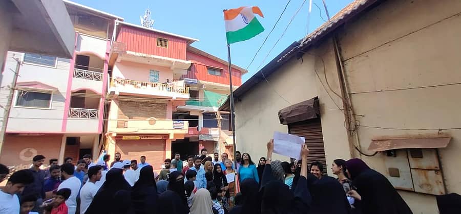 ಡಿ.19ರಂದು ನಡೆದ ಗೋಲಿಬಾರ್‌ನಲ್ಲಿ ಅಬ್ದುಲ್‌ ಜಲೀಲ್‌ ಮೃತಪಟ್ಟಿದ್ದ ಮಂಗಳೂರಿನ ಅಝೀಝುದ್ದೀನ್‌ ರಸ್ತೆಯಲ್ಲಿ ಸಾಮಾಜಿಕ ಹೋರಾಟಗಾರರು ಮತ್ತು ಸಾರ್ವಜನಿಕರು ಭಾನುವಾರ ಗಣರಾಜ್ಯೋತ್ಸವ ಆಚರಿಸಿದರು.