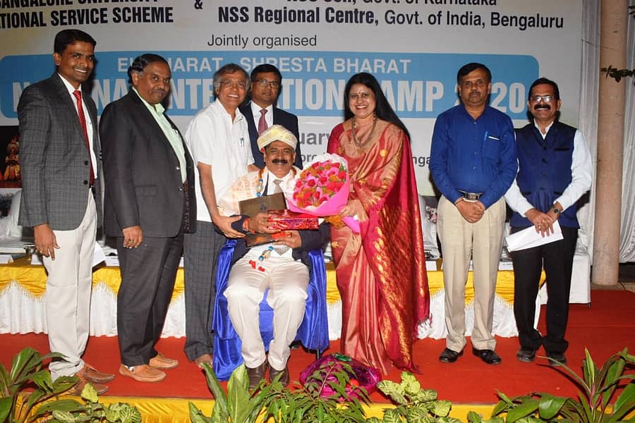 ರಾಜ್ಯ ಗ್ರಾಹಕರ ವ್ಯಾಜ್ಯಗಳ ಪರಿಹಾರ ಆಯೋಗದ ಅಧ್ಯಕ್ಷ ನ್ಯಾಯಮೂರ್ತಿ ಹುಲುವಾಡಿ ಜಿ. ರಮೇಶ್ ಅವರನ್ನು ಸನ್ಮಾನಿಸಲಾಯಿತು. ಡಾ.ಎನ್.ಸತೀಶ್ ಗೌಡ, ಡಾ.ಬಿ.ಕೆ.ರವಿ, ಪ್ರೊ.ಕೆ.ಆರ್.ವೇಣುಗೋಪಾಲ್, ಆರ್.ನಟರಾಜ್, ಡಾ.ಜಿ.ಕಲ್ಪನಾ, ಕೆ.ವಿ.ಖಾದ್ರಿ ನರಸಿಂಹಯ್ಯ, ಡಾ. ಗಣನಾಥ ಶೆಟ್ಟಿ ಎಕ್ಕಾರು ಇದ್ದಾರೆ.