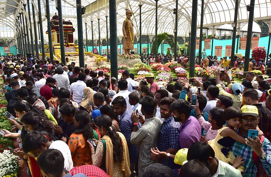 ಲಾಲ್‌ಬಾಗ್‌ನ ಗಾಜಿನ ಮನೆಯಲ್ಲಿ ಸೇರಿದ್ದ ಜನಸಾಗರ –ಪ್ರಜಾವಾಣಿ ಚಿತ್ರ