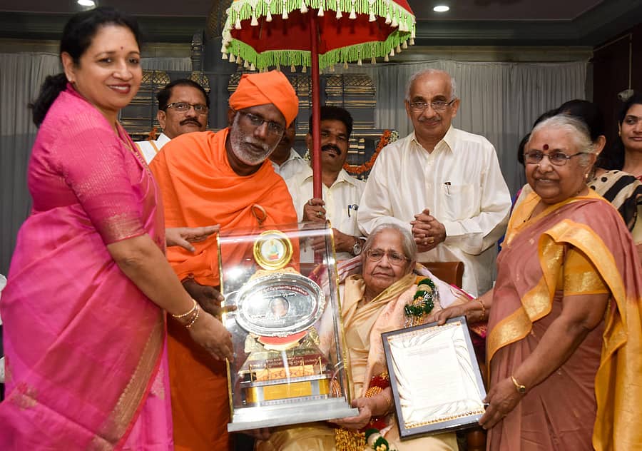 ನಿರ್ಮಲಮ್ಮರವರಿಗೆ ಅನಿತಾ ಸುರೇಂದ್ರ ಕುಮಾರ್ ಪ್ರಶಸ್ತಿ ಪ್ರದಾನ ಮಾಡಿದರು, ಧವಳಕೀರ್ತಿ ಭಟ್ಟಾಕರ ಸ್ವಾಮೀಜಿ ಪ್ರಶಸ್ತಿ ಪ್ರದಾನ ಮಾಡಿದರು. ದಕ್ಷಿಣ ಕನ್ನಡ ಜೈನ ಮೈರ್ತಿ ಕೂಟದ ಸ್ಥಾಪಕ ಅಧ್ಯಕ್ಷ ಡಿ.ಸುರೇಂದ್ರ ಕುಮಾರ್‌ ಹಾಗೂ ಸಾಹಿತಿ ಕಮಲಾ ಹಂಪನಾ ಇದ್ದಾರೆ –ಪ್ರಜಾವಾಣಿ ಚಿತ್ರ