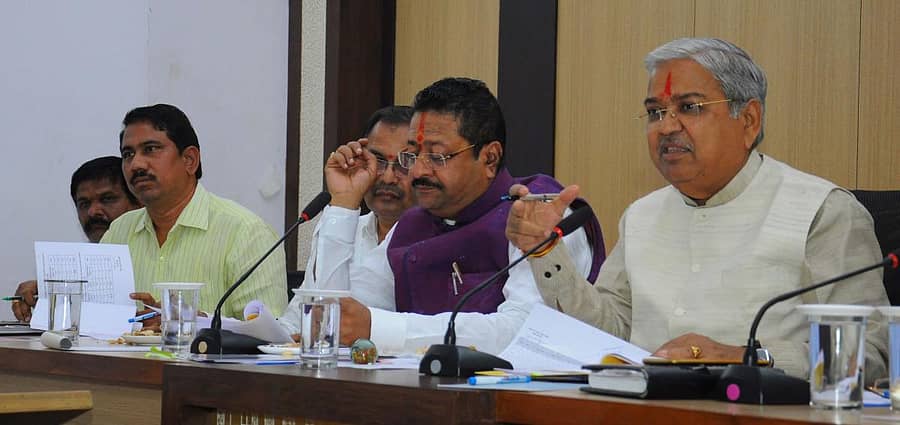 ವಿಜಯಪುರದ ಜಿಲ್ಲಾಧಿಕಾರಿ ಕಚೇರಿ ಸಭಾಂಗಣದಲ್ಲಿ ಸಮಾಜಕಲ್ಯಾಣ ಸಚಿವ ಗೋವಿಂದ ಕಾರಜೋಳ ಅಧ್ಯಕ್ಷತೆಯಲ್ಲಿ ಸೋಮವಾರ ಸಭೆ ಜರುಗಿತು