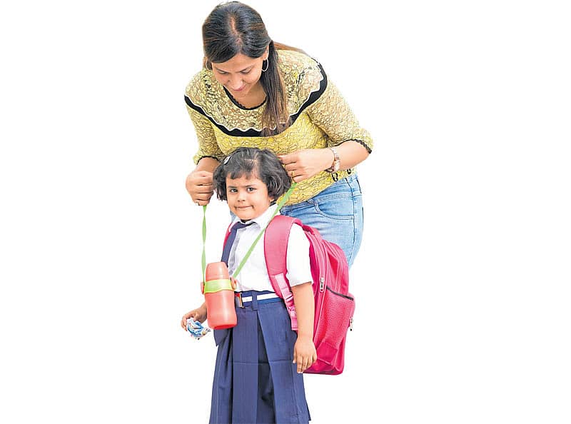 ಮಗುವನ್ನು ಶಾಲೆಗೆ ಕಳುಹಿಸಲು ಮುಂದಾಗಿರುವ ತಾಯಿ