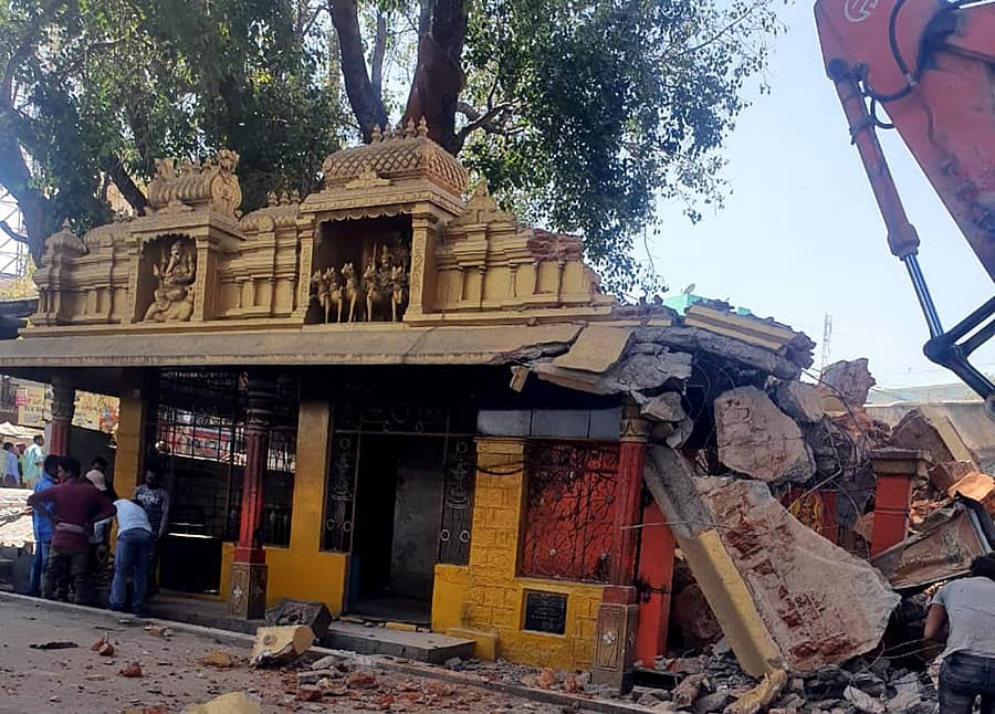 ಗಾರ್ವೆಬಾವಿ ಪಾಳ್ಯದಲ್ಲಿರುವ ಆಂಜನೇಯ ದೇಗುಲವನ್ನು ಸೋಮವಾರ ನೆಲಸಮಗೊಳಿಸಲಾಯಿತು