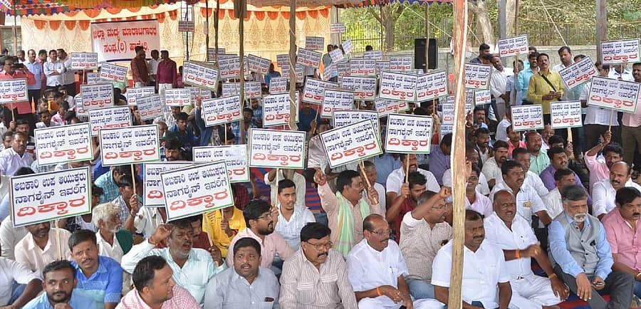 ಹಾವೇರಿ ಅಬಕಾರಿ ಉಪ ಆಯುಕ್ತರ ಕಿರುಕುಳ ಖಂಡಿಸಿ ಸನ್ನದ್ದುದಾರರು ಮಂಗಳವಾರ ಜಿಲ್ಲೆಯ ಮದ್ಯದ ಅಂಗಡಿಗಳನ್ನು ಬಂದ್ ಮಾಡಿ ಜಿಲ್ಲಾಧಿಕಾರಿ ಕಚೇರಿ ಎದುರು ಪ್ರತಿಭಟನೆ ನಡೆಸಿದರು