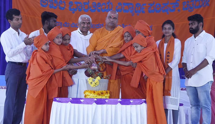 ಚಿತ್ರದುರ್ಗದಲ್ಲಿ ಅಖಿಲ ಭಾರತೀಯ ವಿದ್ಯಾರ್ಥಿ ಪರಿಷತ್ತು (ಎಬಿವಿಪಿ) ಸ್ವಾಮಿ ವಿವೇಕಾನಂದ ಜಯಂತಿ ಅಂಗವಾಗಿ ಮಂಗಳವಾರ ಆಯೋಜಿಸಿದ್ದ ಯುವ ಚಿಂತನಾ ಸಮಾವೇಶವನ್ನು ಆರ್ಎಸ್ಎಸ್ ಮುಖಂಡ ಕಲ್ಲಡ್ಕ ಪ್ರಭಾಕರ್ ಭಟ್ ಉದ್ಘಾಟಿಸಿದರು. ರಾಮಕೃಷ್ಣ ಆಶ್ರಮದ ಬ್ರಹ್ಮನಿಷ್ಟಾನಂದ ಸ್ವಾಮೀಜಿ, ಎಬಿವಿಪಿ ಮುಖಂಡರಾದ ಜನಾರ್ದನ, ಕೃತಿಕಾ ಜಯಪ್ರಕಾಶ್, ಚಂದ್ರಶೇಖರ ಇದ್ದಾರೆ.