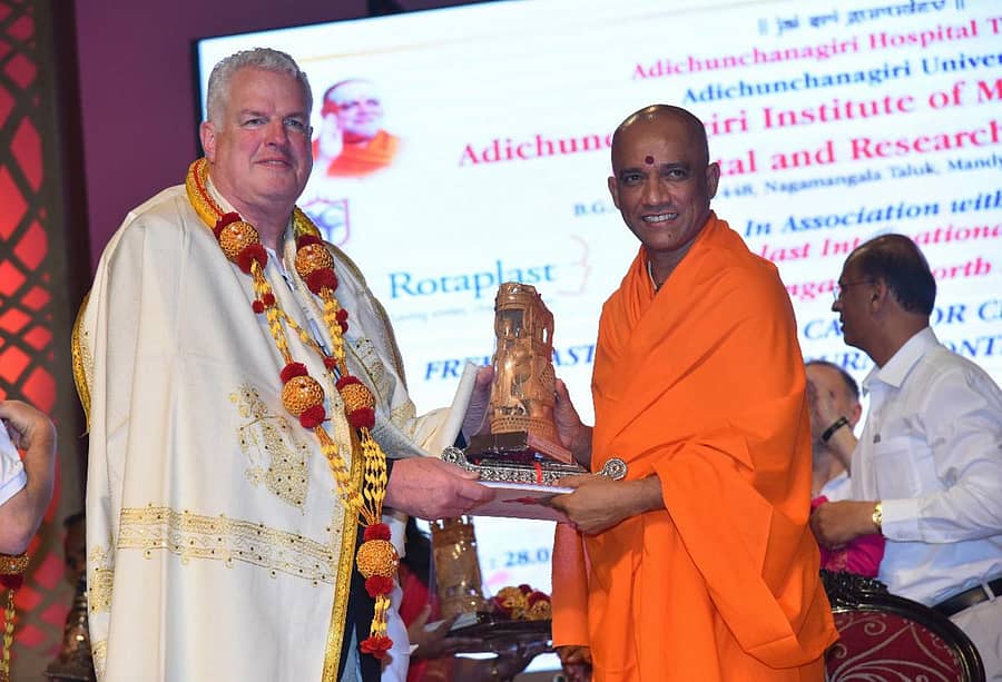 ಅಮೆರಿಕದ ರೋಟಾಪ್ಲಾಸ್ಟ್ ಇಂಟರ್ನ್ಯಾಷನಲ್ ನಿರ್ದೇಶಕ ಡಾ. ಟಾಡ್ ಫಾನ್ವರ್ತ್ ಅವರನ್ನು ಸ್ವಾಮೀಜಿ ಅಭಿನಂದಿಸಿದರು