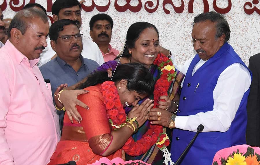 ಶಿವಮೊಗ್ಗ ನಗರ ಪಾಲಿಕೆ ಮೇಯರ್, ಉಪ ಮೇಯರ್ ಸ್ಥಾನಕ್ಕೆ ಗುರುವಾರ ಆಯ್ಕೆಯಾದ ಸುವರ್ಣಾ ಶಂಕರ್, ಸುರೇಖಾ ಮುರಳೀಧರ್ ಜಿಲ್ಲಾ ಉಸ್ತುವಾರಿ ಸಚಿವ ಕೆ.ಎಸ್.ಈಶ್ವರಪ್ಪ ಅವರಿಗೆ ನಮಿಸಿದರು.