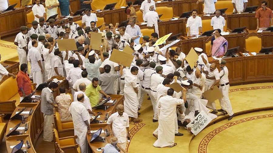 ತಿರುವನಂತಪುರದಲ್ಲಿ ಬುಧವಾರ ವಿಧಾನಸಭೆಯಲ್ಲಿ ರಾಜ್ಯಪಾಲ ಅರೀಫ್‌ ಮೊಹಮ್ಮದ್‌ ಖಾನ್‌ ಅವರ ವಿರುದ್ಧ ವಿರೋಧ ಪಕ್ಷದ ಸದಸ್ಯರು ಫಲಕಗಳನ್ನು ಪ್ರದರ್ಶಿಸಿ ಅಡ್ಡಿಪಡಿಸಲು ಯತ್ನಿಸಿದರು ಪಿಟಿಐ ಚಿತ್ರ