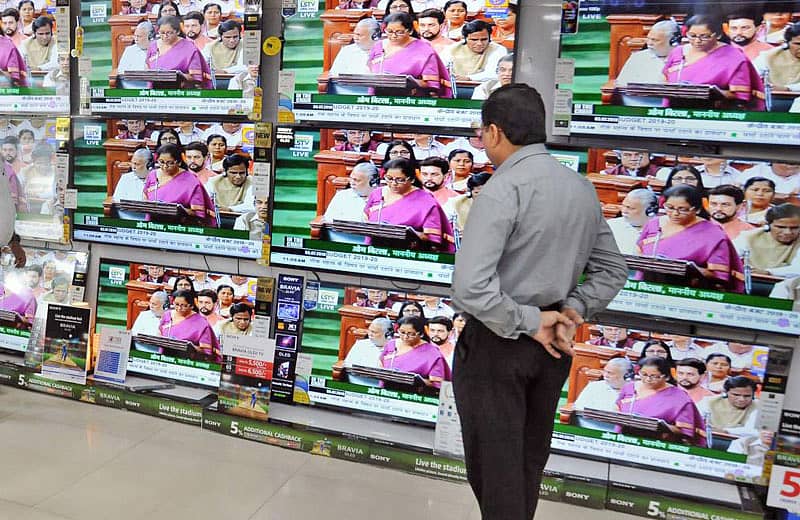 2019ರಲ್ಲಿ ನಿರ್ಮಲಾ ಸೀತಾರಾಮನ್ ಅವರು ಮೊದಲ ಬಾರಿಗೆ ಮಾಡಿದ ಬಜೆಟ್ ಭಾಷಣವನ್ನು ಟಿವಿಯಲ್ಲಿ ವೀಕ್ಷಿಸುತ್ತಿರುವುದು