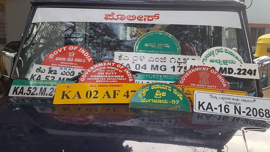 ವಾಹನಗಳ ಪರಶೀಲನೆ ವೇಳೆ ಪೊಲೀಸರಿಗೆ ಸಿಕ್ಕಿದ್ದ ವಿಧವಿಧದ ನಂಬರ್‌ ಪ್ಲೇಟ್‌ಗಳು 