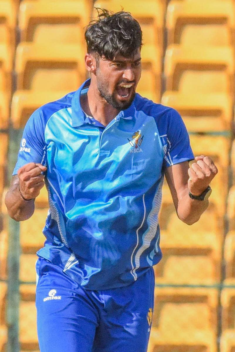 ಕರ್ನಾಟಕ ತಂಡದ ವೇಗದ ಬೌಲರ್ ರೋನಿತ್ ಮೋರೆ