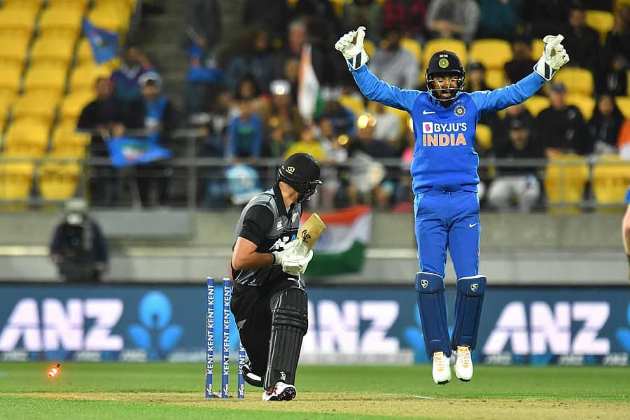 ನ್ಯೂಜಿಲೆಂಡ್ನ ಟಾಮ್ ಬ್ರೂಸ್ ಬೌಲ್ಡ್ ಆದಾಗ ಭಾರತದ ವಿಕೆಟ್ ಕೀಪರ್ ಕೆ.ಎಲ್.ರಾಹುಲ್ ಸಂಭ್ರಮಿಸಿದ ಪರಿ –ಎಎಫ್ಪಿ ಚಿತ್ರ