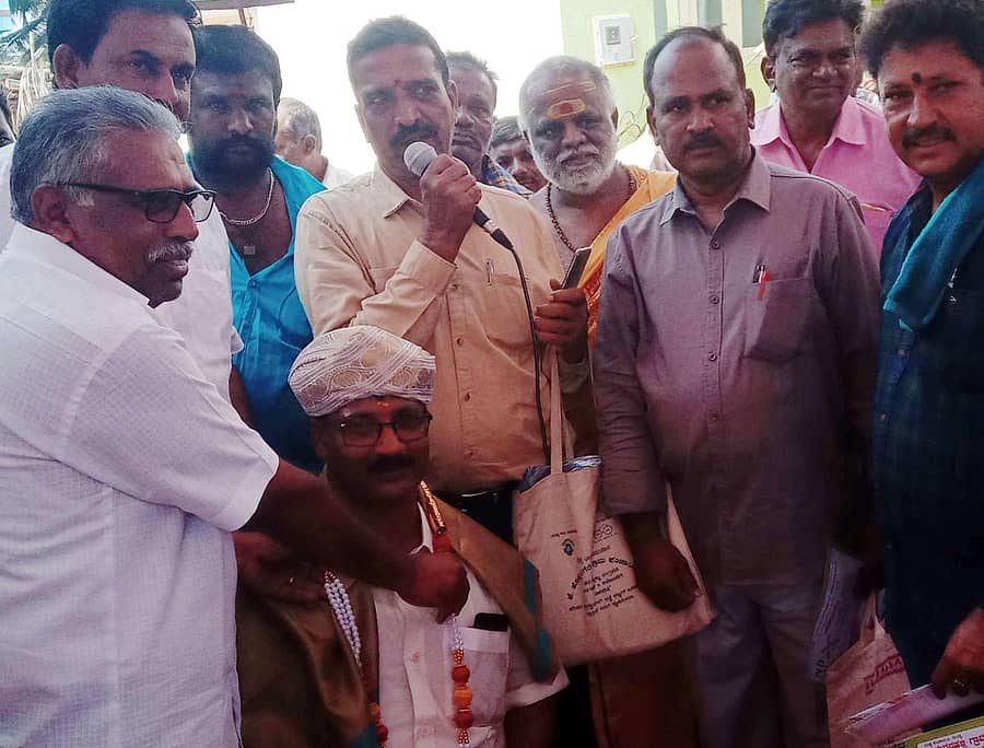 ನಗುವನಹಳ್ಳಿ ಗ್ರಾಮದಲ್ಲಿ ಶುಕ್ರವಾರ ನಡೆದ ಕಾರ್ಯಕ್ರಮದಲ್ಲಿ ನಟರಾಜ್ ಅವರನ್ನು ಗ್ರಾ.ಪಂ ಅಧ್ಯಕ್ಷ ನಂದಕುಮಾರ್, ಶಿವಲಿಂಗು ಸನ್ಮಾನಿಸಿದರು