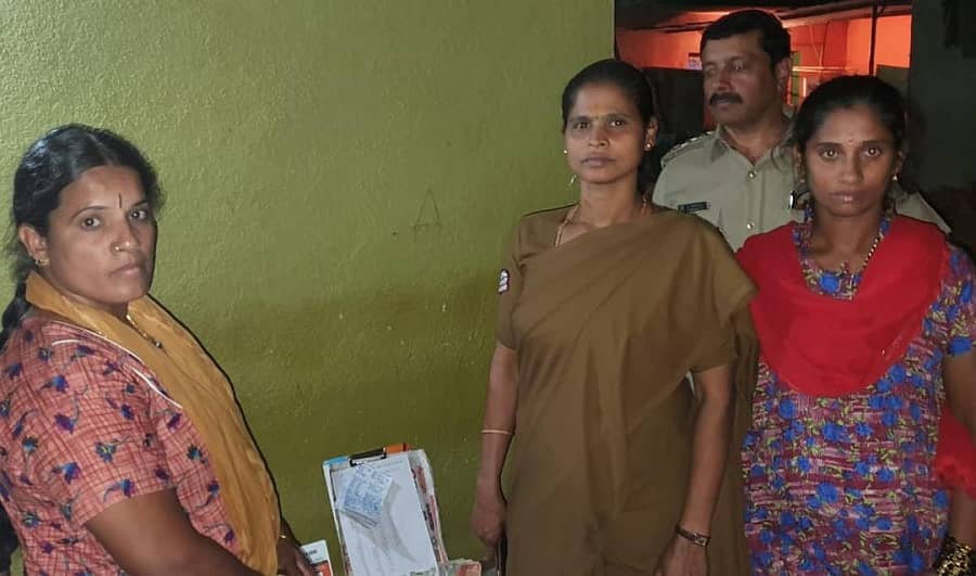 ದಿನಸಿ ಅಂಗಡಿ ಮೇಲೆ ದಾಳಿ ನಡೆಸಿ ಇಬ್ಬರು ಮಹಿಳೆಯರನ್ನು ವಶಕ್ಕೆ ಪಡೆದ ಡಿವೈಎಸ್ಪಿ ರವಿಶಂಕರ್ ಮತ್ತು ಸಿಬ್ಬಂದಿ