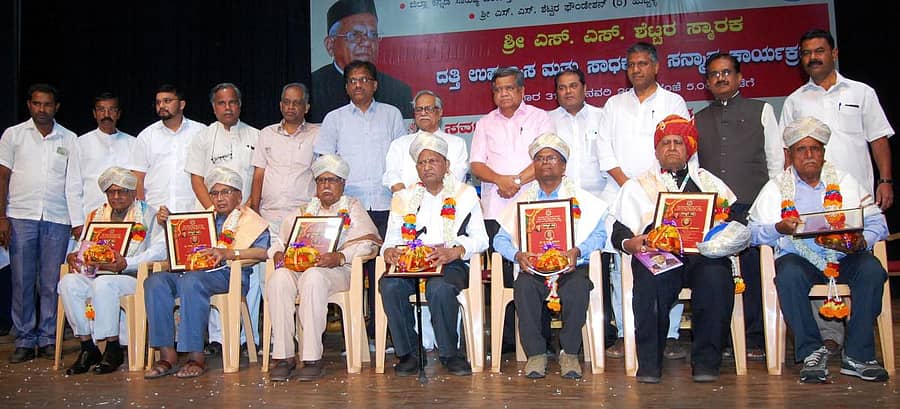 ಹುಬ್ಬಳ್ಳಿಯಲ್ಲಿ ಶುಕ್ರವಾರ ನಡೆದ ಎಸ್.ಎಸ್. ಶೆಟ್ಟರ್ ಸ್ಮಾರಕ ದತ್ತಿ ಉಪನ್ಯಾಸ ಕಾರ್ಯಕ್ರಮದಲ್ಲಿ ವಿವಿಧ ಕ್ಷೇತ್ರಗಳ ಹಿರಿಯ ಸಾಧಕರನ್ನು ಸನ್ಮಾನಿಸಲಾಯಿತು