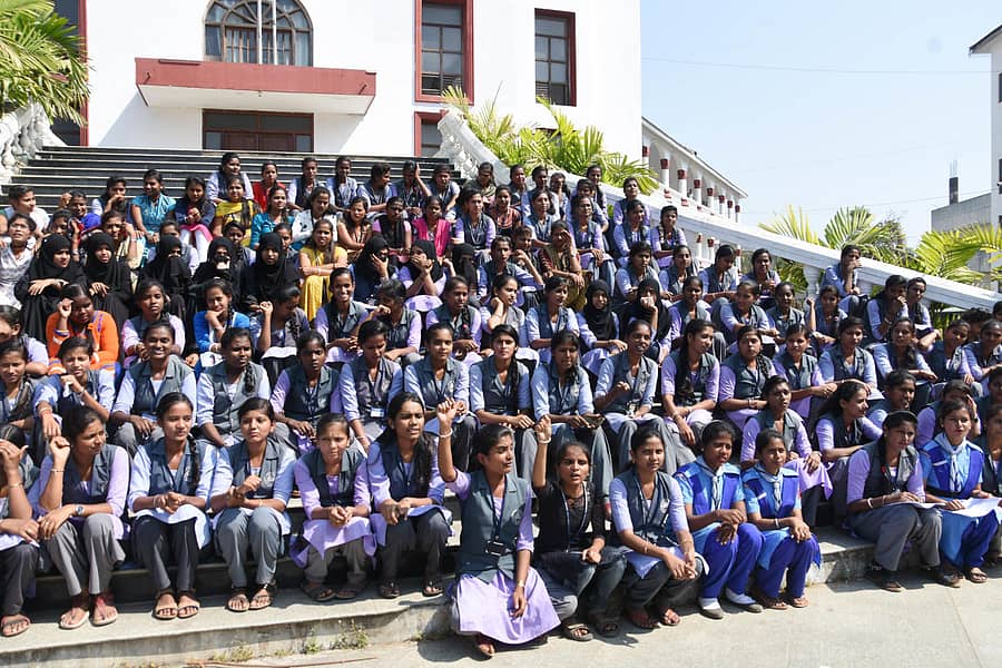 ಶಿವಮೊಗ್ಗ ಸರ್ಕಾರಿ ಪ್ರಥಮ ದರ್ಜೆ ಮಹಿಳಾ ಕಾಲೇಜಿನ ವಿದ್ಯಾರ್ಥಿನಿಯರು ಶನಿವಾರ ಲ್ಯಾಪ್ಟಾಪ್ ನೀಡಲು ಆಗ್ರಹಿಸಿ ಜಿಲ್ಲಾಧಿಕಾರಿ ಕಚೇರಿ ಮುಂದೆ ಪ್ರತಿಭಟನೆ ನಡೆಸಿದರು.