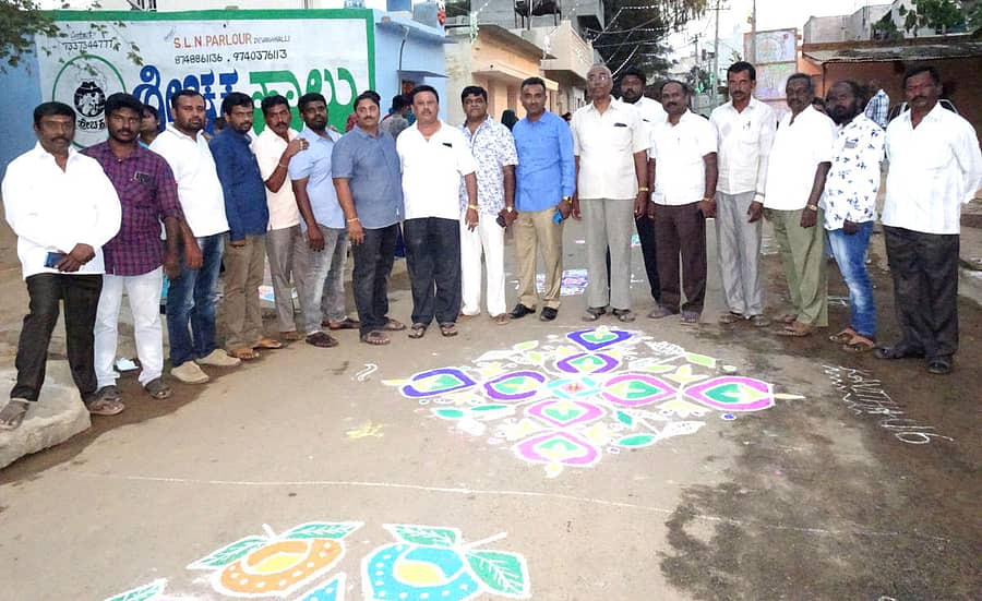 ರಂಗೋಲಿ ಸ್ವರ್ಧೆ ವಿಕ್ಷಿಸುತ್ತಿರುವ ಜಾತ್ರ ಸಮಿತಿ ಮುಖಂಡರು.