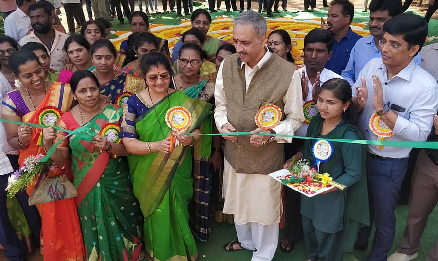 ಶಿರಸಿಯಲ್ಲಿ ಆಯೋಜಿಸಿರುವ ಫಲಪುಷ್ಪ ಮೇಳವನ್ನು ಜಿಲ್ಲಾ ಉಸ್ತುವಾರಿ ಸಚಿವ ಶಶಿಕಲಾ ಜೊಲ್ಲೆ ಉದ್ಘಾಟಿಸಿದರು. ಸ್ಪೀಕರ್ ವಿಶ್ವೇಶ್ವರ ಹೆಗಡೆ ಕಾಗೇರಿ ಇದ್ದಾರೆ