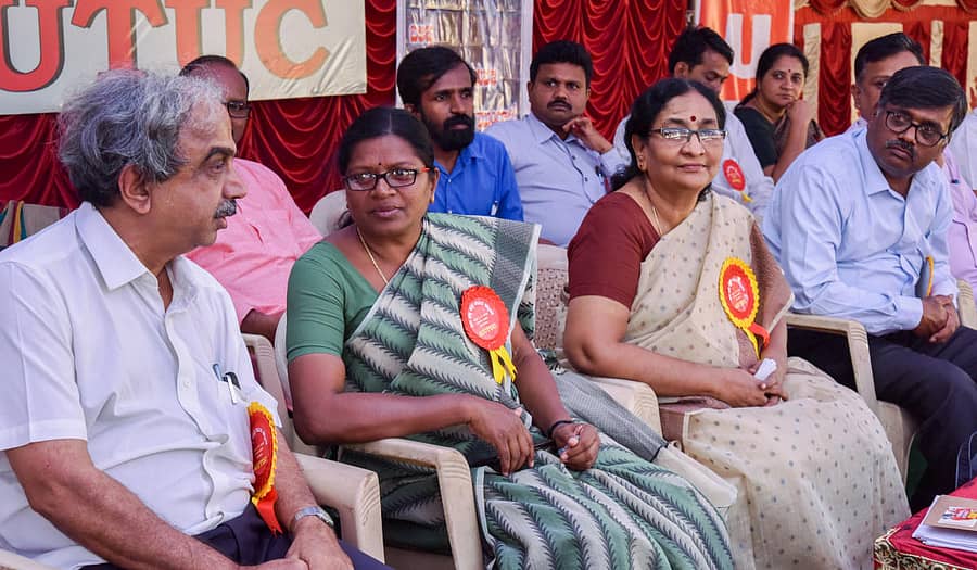 ಕೆ.ರಾಧಾಕೃಷ್ಣ ಮತ್ತು ಎಐಯುಟಿಯುಸಿ ರಾಜ್ಯ ಸಮಿತಿ ಸದಸ್ಯೆ ಡಿ. ನಾಗಲಕ್ಷ್ಮಿ ಚರ್ಚಿಸಿದರು. ಕೆ.ಉಮಾ, ಎಐಯುಟಿಯುಸಿ ರಾಜ್ಯ ಕಾರ್ಯದರ್ಶಿ ಕೆ. ಸೋಮಶೇಖರ್ ಇದ್ದರು –ಪ್ರಜಾವಾಣಿ ಚಿತ್ರ