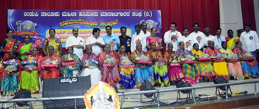 ನಗರದ ಶ್ಯಾಮಿಲಿ ಸಭಾಭವನದಲ್ಲಿ ಶನಿವಾರ ನಡೆದ ಉಡುಪಿ ತಾಲ್ಲೂಕು ಮಹಿಳಾ ಹಸಿ ಮೀನು ಮಾರಾಟಗಾರರ ಸಂಘದ 10ನೇ ವಾರ್ಷಿಕೋತ್ಸವ ಸಮಾರಂಭದಲ್ಲಿ ಹಿರಿಯ ಮಹಿಳಾ ಮೀನುಗಾರರನ್ನು ಸನ್ಮಾನಿಸಲಾಯಿತು.