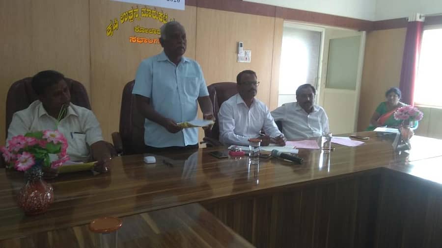 ಕೋಲಾರದ ಎಪಿಎಂಸಿ ಮಾರುಕಟ್ಟೆಯಲ್ಲಿ ಶನಿವಾರ ನಡೆದ ಕುಂದು ಕೊರತೆಗಳ ಸಭೆಯಲ್ಲಿ ಎಪಿಎಂಸಿ ಅಧ್ಯಕ್ಷ ಡಿ.ಎಲ್.ನಾಗರಾಜ್ ಮಾತನಾಡಿದರು.