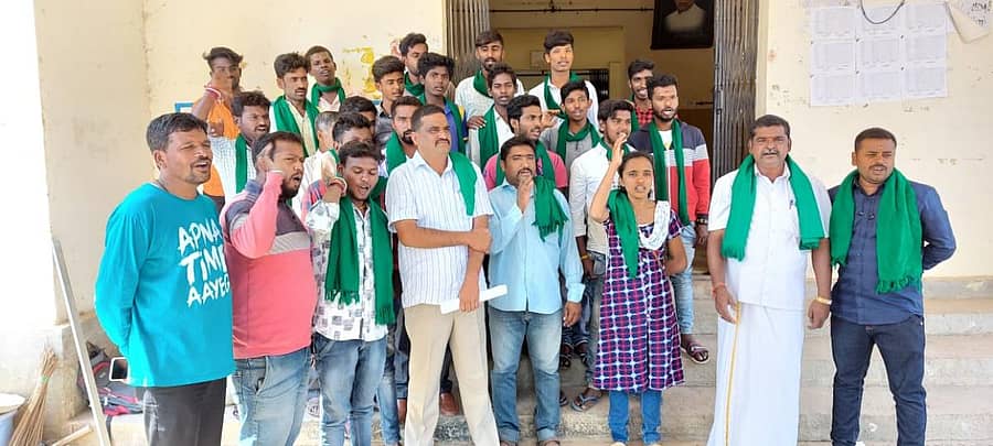 ಸಾಂಕ್ರಾಮಿಕ ರೋಗಗಳ ಬಗ್ಗೆ ಸಾರ್ವಜನಿಕರಿಗೆ ಜಾಗೃತಿ ಮೂಡಿಸಬೇಕು ಎಂದು ಒತ್ತಾಯಿಸಿ ರೈತ ಸಂಘ ಹಾಗೂ ಹಸಿರು ಸೇನೆ ಕಾರ್ಯಕರ್ತರು ಕೋಲಾರದ ಆರೋಗ್ಯ ಮತ್ತು ಕುಟುಂಬ ಕಲ್ಯಾಣ ಇಲಾಖೆ ಕಚೇರಿ ಎದುರು ಶನಿವಾರ ಧರಣಿ ನಡೆಸಿದರು.