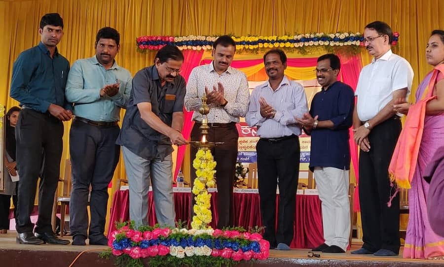 ಮಂಗಳೂರಿ ರಾಮಕೃಷ್ಣ ಕಾಲೇಜಿನಲ್ಲಿ ಶನಿವಾರ ನಡೆದ ಕನಕ ಕೀರ್ತನವನ್ನು ಹಿರಿಯ ಕವಿ ಬಿ.ಆರ್.ಲಕ್ಷ್ಮಣ ರಾವ್ ಉದ್ಘಾಟಿಸಿದರು