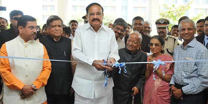 ದೇಶಪಾಂಡೆ ಫೌಂಡೇಷನ್‌ನ ನೂತನ ಕೌಶಲ ಕೇಂದ್ರವನ್ನು ಉಪ ರಾಷ್ಟ್ರಪತಿ ಎಂ. ವೆಂಕಯ್ಯ ನಾಯ್ಡು ಉದ್ಘಾಟಿಸಿದರು –ಪ್ರಜಾವಾಣಿ ಚಿತ್ರ