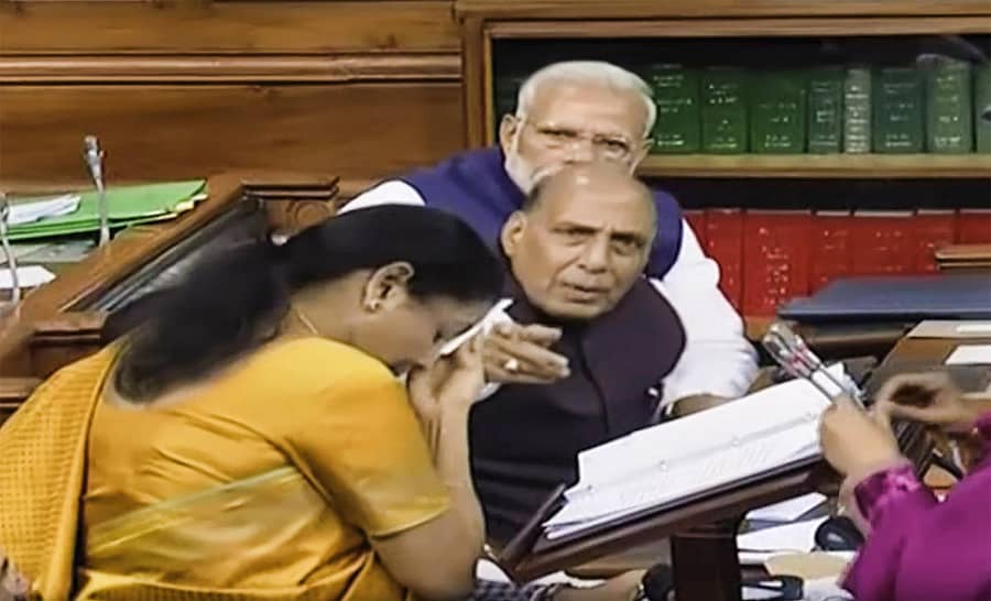 ಹಣಕಾಸು ಸಚಿವೆ ನಿರ್ಮಲಾ ಸೀತಾರಾಮನ್ ಅವರಿಗೆ ರಕ್ಷಣಾ ಸಚಿವ ರಾಜನಾಥ್ ಸಿಂಗ್ ಧೈರ್ಯ ತುಂಬಿದರು. –ಪಿಟಿಐ ಚಿತ್ರ