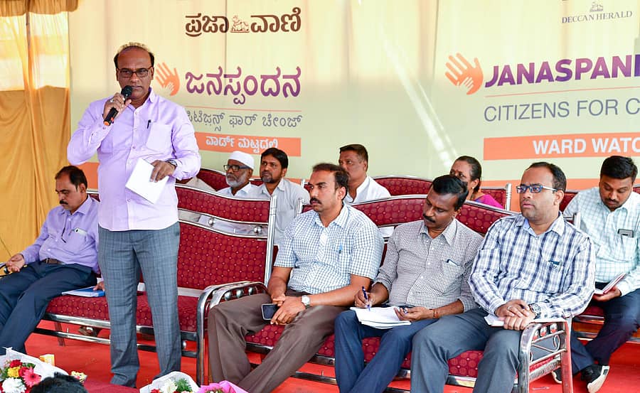 ಜನಸ್ಪಂದನ ಕಾರ್ಯಕ್ರಮದಲ್ಲಿ ಪಾಲಿಕೆಯ ವಿರೋಧ ಪಕ್ಷದ ನಾಯಕ ಅಬ್ದುಲ್ ವಾಜಿದ್ ಜನರ ಸಮಸ್ಯೆಗಳಿಗೆ ಉತ್ತರಿಸಿದರು. ಕಾರ್ಯಪಾಲಕ ಎಂಜಿನಿಯರ್ ಕೆ.ಎಂ.ವಾಸನ್, ಪ್ರಕಾಶ್, ಹರಿಕುಮಾರ್ ಹಾಗೂ ಶೇಖ್ ಮೊಹಮ್ಮದ್ ಇದ್ದಾರೆ (ಎಡಚಿತ್ರ) ಕಾರ್ಯಕ್ರಮದಲ್ಲಿ ಭಾಗವಹಿಸಿದ್ದ ಸಾರ್ವಜನಿಕರು –ಪ್ರಜಾವಾಣಿ ಚಿತ್ರಗಳು