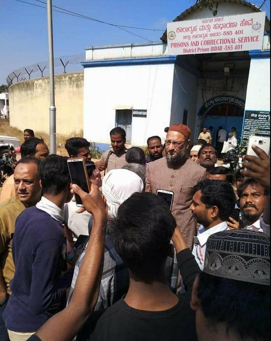 ಶಾಹಿನ್ ಶಾಲೆಯ ವಾರ್ಷಿಕೋತ್ಸವದಲ್ಲಿ ವಿದ್ಯಾರ್ಥಿಗಳಿಂದ ವಿವಾದಾತ್ಮಕ ನಾಟಕ ಮಾಡಿಸಿದ ಪ್ರಕರಣಕ್ಕೆ ಸಂಬಂಧಿಸಿದಂತೆ ಬಂಧನಕ್ಕೆ ಒಳಗಾದ ಮುಖ್ಯಶಿಕ್ಷಕಿ ಹಾಗೂ ಪಾಲಕಿಯನ್ನು ಬೀದರ್ನ ಕಾರಾಗೃಹದಲ್ಲಿ ಶನಿವಾರ ಭೇಟಿಯಾಗಿ ಹೊರ ಬಂದ ಎಐಎಂಐಎಂ ಮುಖ್ಯಸ್ಥ ಅಸಾದುದ್ದೀನ್ ಒವೈಸಿ ಹಾಗೂ ಮುಖಂಡರು