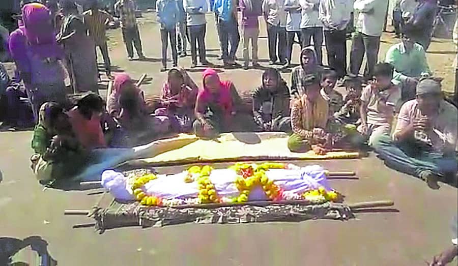 ಆಳಂದ ತಾಲ್ಲೂಕಿನ ದರ್ಗಾ ಶಿರೂರು ಗ್ರಾಮದ ಡೊಂಬರ ಸಮುದಾಯದವರು ರಸ್ತೆಯಲ್ಲಿ ಶವವಿಟ್ಟು ಪ್ರತಿಭಟನೆ ನಡೆಸಿದರು