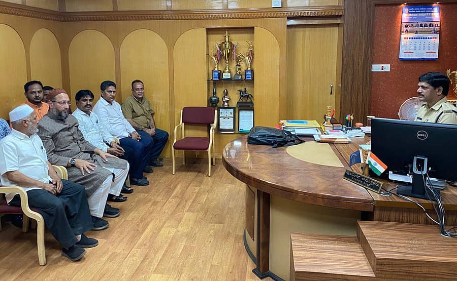 ಬೀದರ್ನಲ್ಲಿ ಶನಿವಾರ ಎಐಎಂಐಎಂ ಮುಖ್ಯಸ್ಥ ಅಸಾದುದ್ದೀನ್ ಒವೈಸಿ ಅವರು ಜಿಲ್ಲಾ ಪೊಲೀಸ್ ವರಿಷ್ಠಾಧಿಕಾರಿ ಟಿ.ಶ್ರೀಧರ್ ಅವರನ್ನು ಭೇಟಿ ಮಾಡಿ ಚರ್ಚಿಸಿದರು