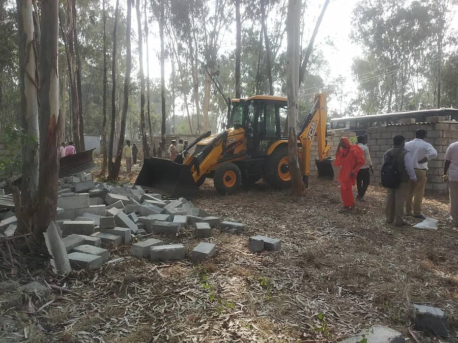 ಜೆಸಿಬಿಗಳ ಮೂಲಕ ಮನೆಗಳನ್ನು ತೆರವುಗೊಳಿಸಲಾಯಿತು