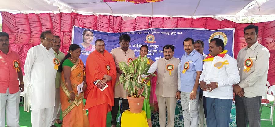 ಸೇಡಂ ತಾಲ್ಲೂಕು ಮೇದಕ್ ಗ್ರಾಮದಲ್ಲಿ ಶನಿವಾರ 3ನೇ ಗಡಿನಾಡ ಕನ್ನಡ ಸಾಹಿತ್ಯ ಸಮ್ಮೇಳನವನ್ನು ಶಾಸಕ ರಾಜಕುಮಾರ ಪಾಟೀಲ ತೆಲ್ಕೂರ ಸಸಿಗೆ ನೀರೆರೆಯುವ ಮೂಲಕ ಉದ್ಘಾಟಿಸಿದರು