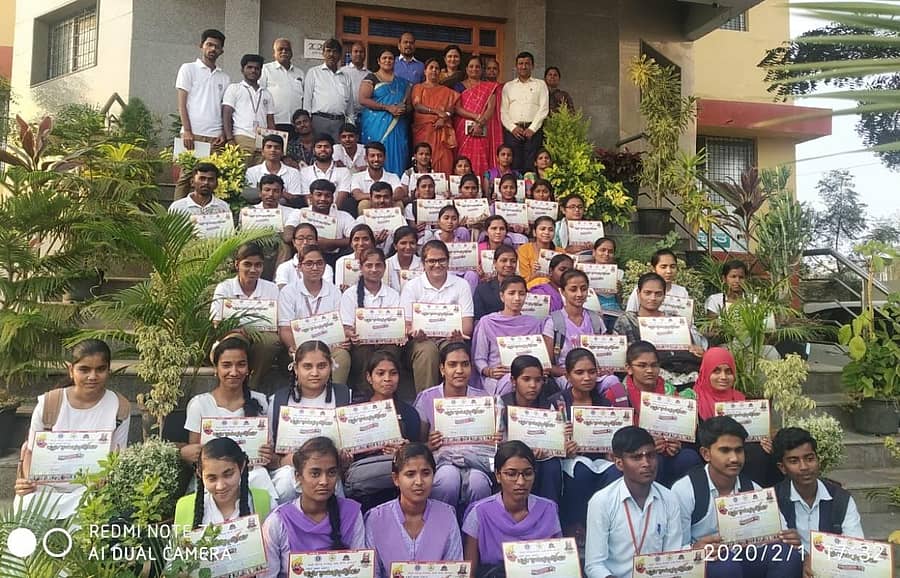 ಕಲಬುರ್ಗಿಯಲ್ಲಿ ಶನಿವಾರ ಸಮ್ಮೇಳನದ ಮಹಿಳಾ ಸಮಿತಿಯಿಂದ ಆಯೋಜಿಸಿದ್ದ ರಸಪ್ರಶ್ನೆ ಸ್ಪರ್ಧೆಯಲ್ಲಿ ವಿಜೇತರಿಗೆ ಬಹುಮಾನ ವಿತರಿಸಲಾಯಿತು