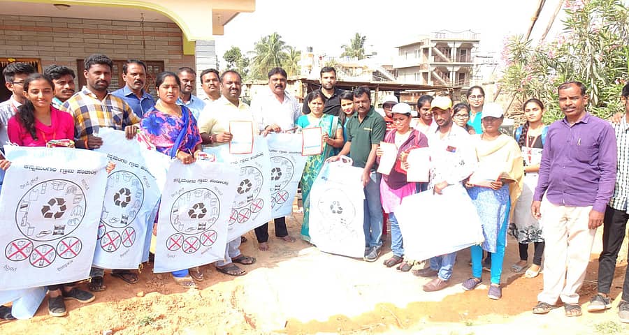 ಗಣ್ಯರು ಚೀಲ ವಿತರಿಸಿದರು