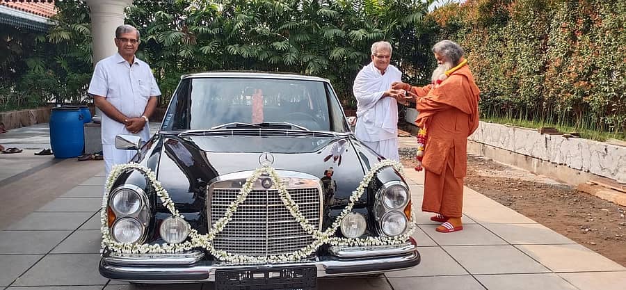 ರಾಜಸ್ತಾನದ ವಿಶ್ವಗುರು ಮಹಾಮಂಡಲೇಶ್ವರ ಪರಮಹಂಸ ಸ್ವಾಮಿ ಮಹೇಶ್ವರಾನಂದಜಿ ಭಾನುವಾರ ಧರ್ಮಸ್ಥಳದ ಸಂಗ್ರಹಾಲಯಕ್ಕೆ ಮರ್ಸಿಡಿಸ್ ಬೆಂಜ್ ಕಾರನ್ನು ಕೊಡುಗೆಯಾಗಿ ನೀಡಿದರು.