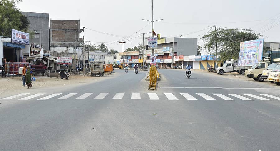 ಯಾದಗಿರಿಯ ಶಾಸ್ತ್ರಿ ವೃತ್ತದಲ್ಲಿ ಹಾಕಿರುವ ಜೀಬ್ರಾ ಕ್ರಾಸ್