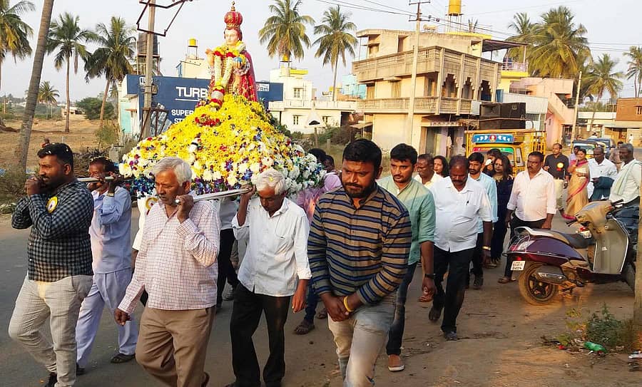 ವಿಜಯಪುರದ ಯೇಸುಬಾಲರ ದೇವಾಲಯದ ವಾರ್ಷಿಕೋತ್ಸವದ ಅಂಗವಾಗಿ ಉತ್ಸವಮೂರ್ತಿ ಮೆರವಣಿಗೆ ನಡೆಯಿತು