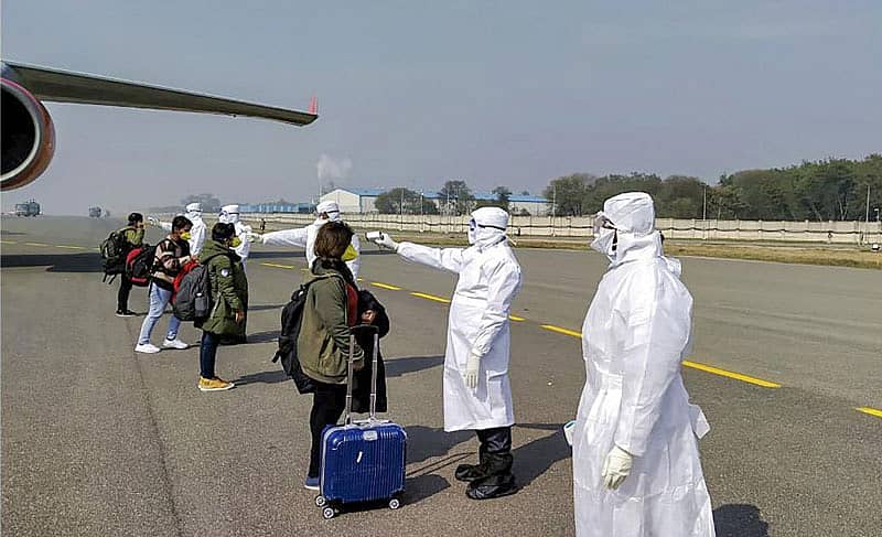 ಚೀನಾದ ವುಹಾನ್ ನಗರದಿಂದ ಏರ್ ಇಂಡಿಯಾ ವಿಮಾನದಲ್ಲಿ ಭಾನುವಾರ ಕರೆದುಕೊಂಡು ಬಂದಿರುವ ಭಾರತೀಯರನ್ನು ನವದೆಹಲಿಯ ವಿಮಾನ ನಿಲ್ದಾಣದಲ್ಲಿ ವೈದ್ಯರ ತಂಡ ತಪಾಸಣೆಗೊಳಪಡಿಸಿತು –ಪಿಟಿಐ ಚಿತ್ರ