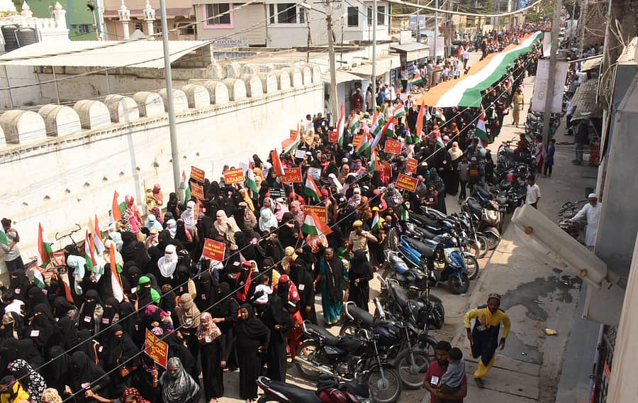 ರಾಯಚೂರಿನಲ್ಲಿ ಸಂವಿಧಾನ ಹಕ್ಕುಗಳ ನಾಗರಿಕ ವೇದಿಕೆ ನೇತೃತ್ವದಲ್ಲಿ ಮಹಿಳೆಯರು ಭಾನುವಾರ ಪ್ರತಿಭಟನಾ ರ್ಯಾಲಿ ನಡೆಸಿದರು