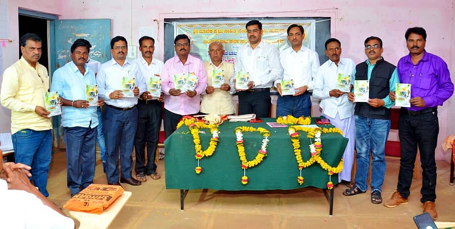 ಹುಮನಾಬಾದ್ನ ಬಿಆರ್ಸಿ ಕಚೇರಿಯಲ್ಲಿ ಶನಿವಾರ ಹಮ್ಮಿಕೊಂಡಿದ್ದ ಕಾರ್ಯಕ್ರಮದಲ್ಲಿ ಲೇಖಕ ಉಮೇಶ ಮಠದ ರಚಿತ ಚಿಗುರೆಲೆಗಳು ಕೃತಿಯನ್ನು ಹಿರಿಯ ಸಾಹಿತಿ ಡಾ.ಗವಿಸಿದ್ದಪ್ಪ ಪಾಟೀಲ ಬಿಡುಗಡೆ ಗೊಳಿಸಿದರು