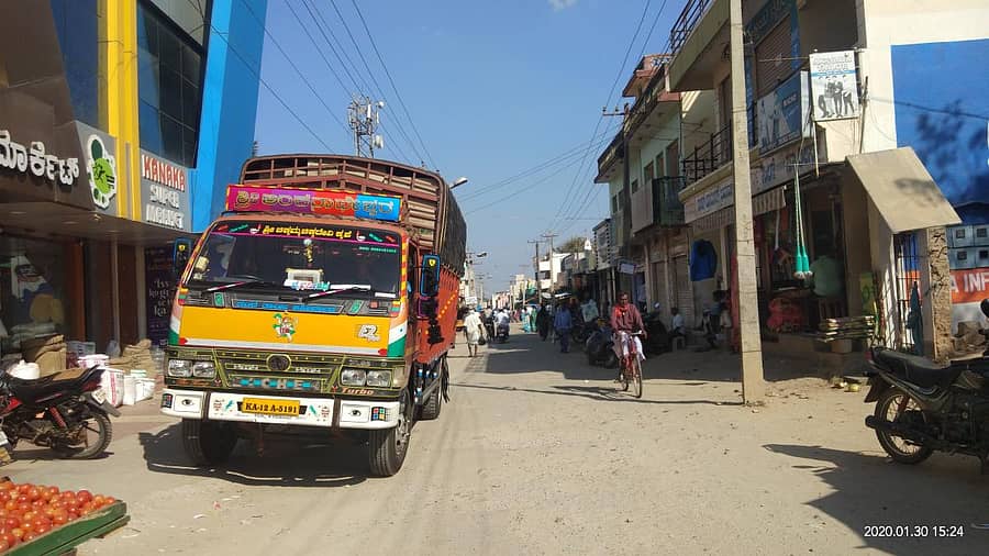 ಹಳೆ ಬಸ್ ನಿಲ್ದಾಣದ ರಸ್ತೆಯ ಸೂಪರ್ ಮಾರ್ಕೆಟ್ ಮುಂಭಾಗ ಸರಕು ಸಾಗಣೆ ವಾಹನ ನಿಂತಿರುವುದು. ಈ ರಸ್ತೆಯಲ್ಲಿ ಪಾದಚಾರಿ ಮಾರ್ಗವೂ ಇಲ್ಲ
